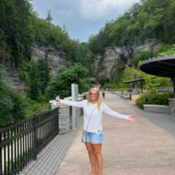 Meet your Posher, Jen - Picture 3 of 5